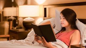 Top 4 motive pentru care ar trebui să alegi cititul înainte de a merge la culcare